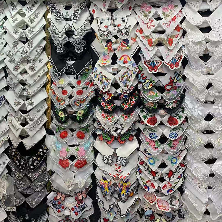 ปกเสื้อลูกไม้ปลอมสามารถเปลี่ยนเสื้อผ้าในชีวิตประจำวันได้อย่างไร?